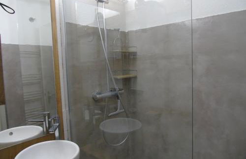 Appartement cosy 2 pièces + cabine, 6 pers., proche télésièges, commerces, avec balcon et équipement complet - FR-1-561-28 - Foto 5