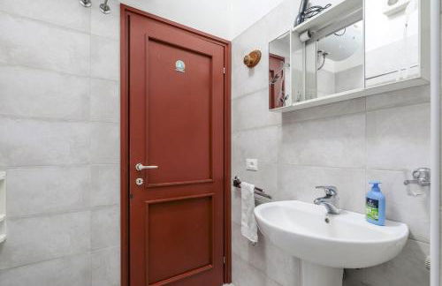 HOST4U - Loft del GARDA Residence with Pool, Front Lake Building - Foto 32