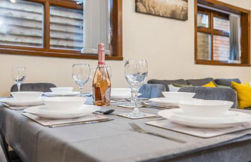 Spacious 4 Bedroom Home Near City Centre Sleeps 11 with Free Parking - Foto 39