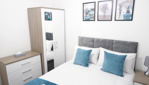 Modernized Three Bedroom House near City Stadium, Attractions, City Centre - Sky n Netflix - Convenient Transport - Foto 2, wardrobe