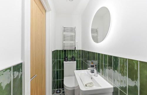 Unique 5 Bedroom 4 Bathroom House with Self-Contained-Studio - Excellent Location - Pool Table, Super-Fast Wifi, Smart TV and Self-Check-In by Yoko Property - Photo 44