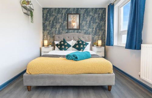 Free Parking and Garden 3 Bedroom Sleeps 8 guests - Photo 3