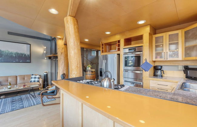 Deck Views, Fire Pit, Pool, 3 Mins to Beach Madrona Tree Retreat by Avantstay - Foto 14