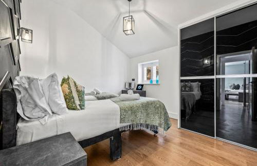 The Oaks Barn - A Countryside Luxury Rural Escape with Hot tub & Fire Pit! Tranquil Group Retreat - Sleeps 8, Pet Friendly & Off road Parking - By Blue Puffin Stays - Photo 16