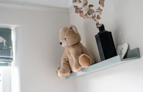 Pass The Keys Picture Perfect Haven in Didsbury Village - Free Parking & EV Station - Photo 34