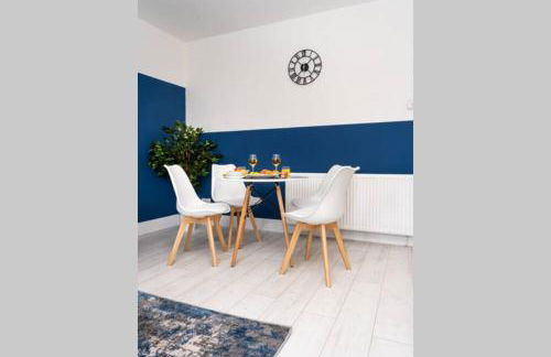 Cheerful 2 Bedroom Homely Apartment, Sleeps 4 Guest Comfy, 1x Double Bed, 2x Single Beds, Free Parking, Free WiFi, Suitable For Business, Leisure Guest, Contractors, QE Hospital, Glasgow, Near Airport & City Centre, Perfect For Common Wealth Games 2026 - Foto 40