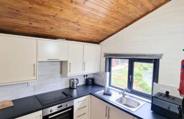 Otter 3 Lodge -Jungle Inspired -Dog Friendly -Private Hot Tub -Warminster-Bath-Salisbury - Foto 3