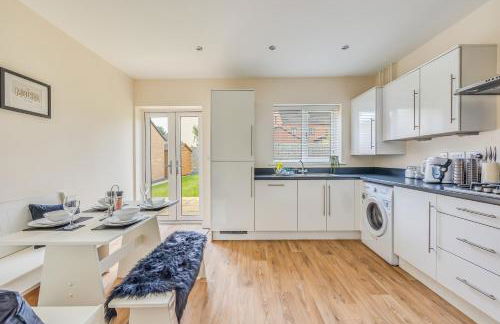 Beautiful Detached House with Driveway Parking, Study Room, Spacious Garden, Smart TVs and Fast Wifi by Yoko Property - Photo 21