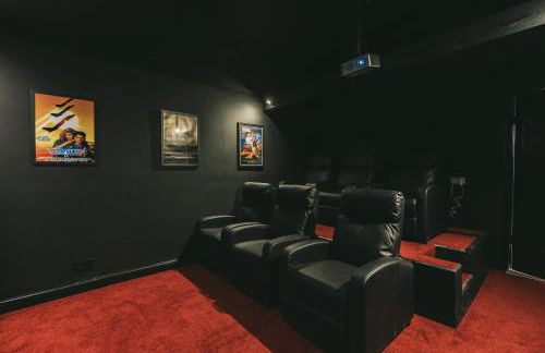 Large 7 Bedroom House for Families and Work Crews Hot Tub Parking Wi-Fi sleeps 17 - Foto 49