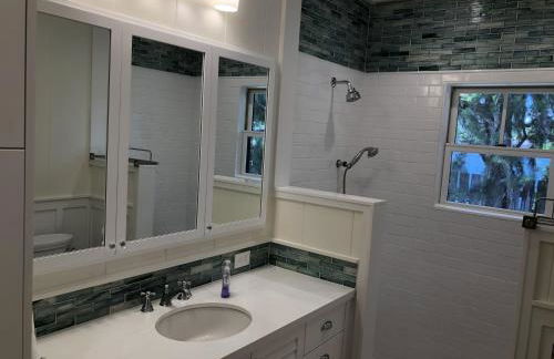 Gorgeous Renovated 1937 Plantation Style Beach House 50 Steps To The Center Of The Beach 5 Bedroom Home by RedAwning - Foto 120