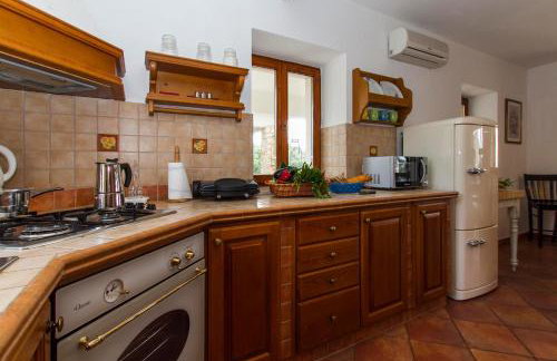 Elegant 4-Bedroom Villa with Private Pool and Amazing Sea Views - Photo 13