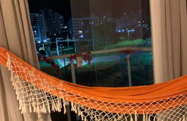 Sacada com ar, rede, pôr do sol, lareira e cinema no Candeias - Foto 14