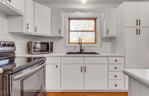 Shady Point Retreat with Hot Tub and Pickleball! - Foto 10