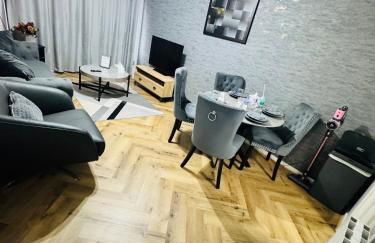 Luxury 2-Bed Apartment,Office with Built-In TV King Bed, Private Entrance and free Parking - Foto 5