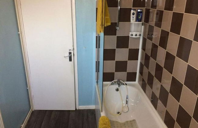 New Cross Mews 4 Bedroom 2 Bathrooms Fast Wifi Parking Sleeps up to 12 - Photo 25