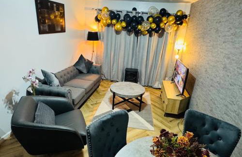 Luxury 2-Bed Apartment,Office with Built-In TV King Bed, Private Entrance and free Parking - Foto 44