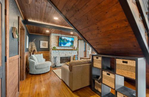 Wood Haven Cabin with a hot tub fire pit & indoor pool - Photo 15