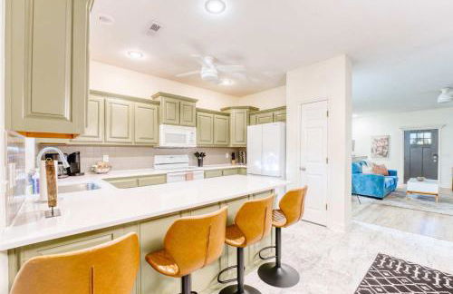 Spacious Modern Retreat with Game Room & Fire Pit near Trails - Foto 14