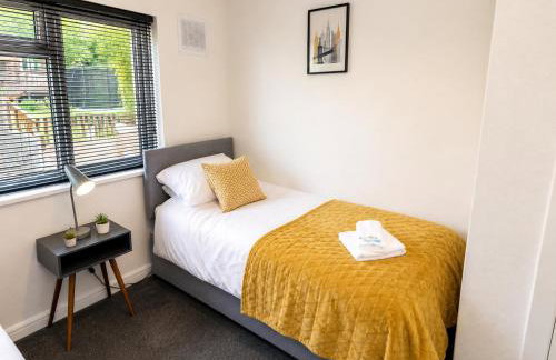Large Home - Free Parking-WiFi By Hinkley Homes Short Lets & Serviced Accommodation - Photo 2