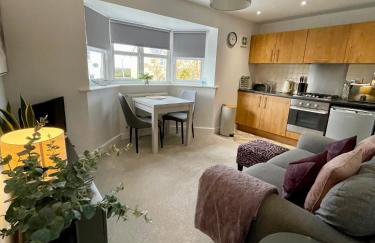 Compact Modern Apartment Single Person or Couple Only - Photo 2