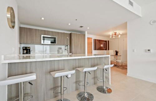 Tiffany Sage - Rooftop Pool, Gym, & Walk to Beach - Foto 1