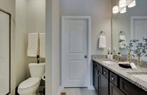 Cottage with 3 King Beds, 3 min to Marina, Fire Pit - Foto 8