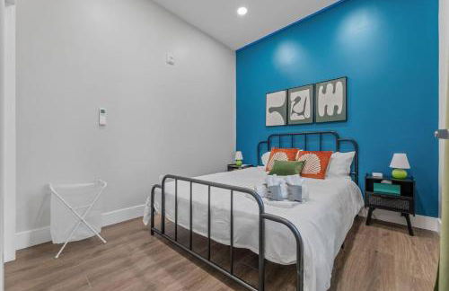 Apt+ 2 Queens+Bunkbed+Free Parking 55"TV - Photo 28