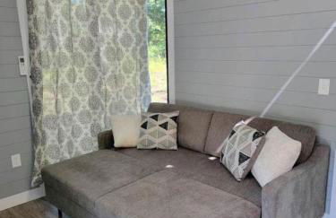 Romantic Glamping Getaway Perfect for Quality Time with Your Partner: Cute Tiny House near Owensville, Missouri - Foto 14