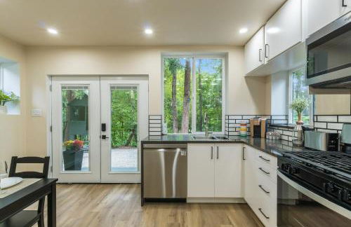 Beautiful place with a great location, free parking, WiFi & large TV. - Foto 13