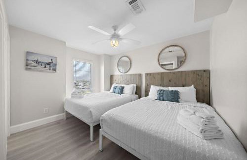 Oceanfront home with pool, large decks, fire pit and private walkover to the beach - Foto 26