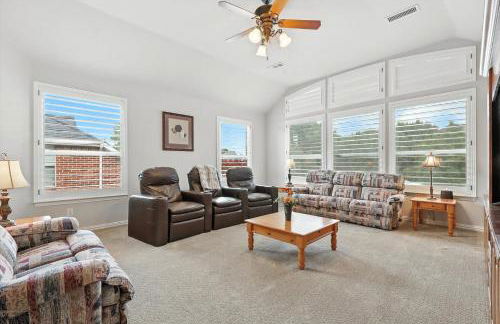 Lewisville Luxe Pool Getaway - Patio BBQ TV Room - Foto 21