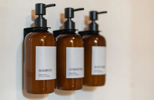 Log Cabin with Hot Tub, Game Room-10 min to NRG - Foto 26