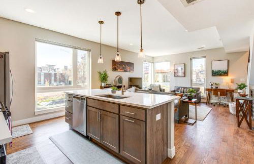 Walk to Mile High Stadium Modern Denver Townhome - Foto 10