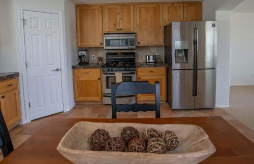 Lakefront 6BR Retreat w Dock & Game Room - Foto 29