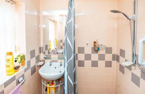 Family & Group Stay in Manchester - Free Parking - Foto 10