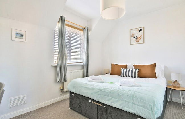 2 Bed House Near Beach with Free Parking - Photo 55