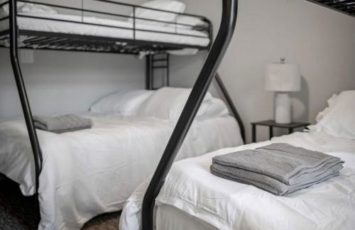 Cozy 2BR Getaway, King Bed, Free Parking - Foto 19