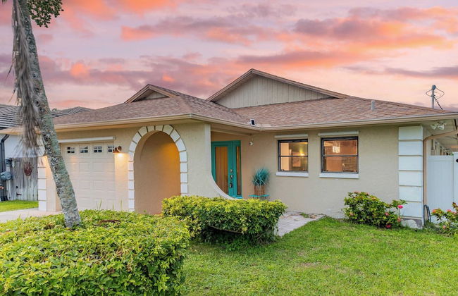 Private Pool + Sunroom Beach Escape at Manatee - Foto 38