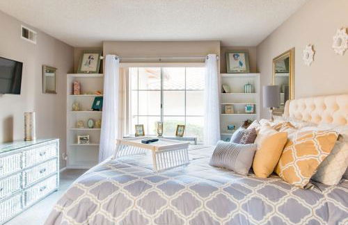 Glamorous Regal Design Home with Private Patio and Garage - Foto 19