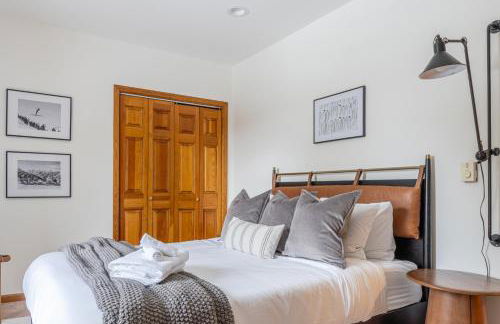 8BR Luxury Maplewood Manor, Hot Tub & Fire Pit - Foto 29