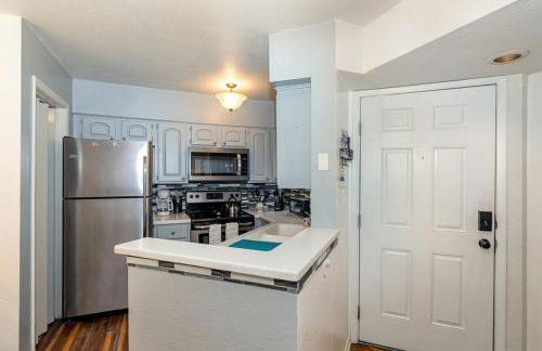 Serene Zen King Bed Condo - Half Mile from Beach - Foto 19