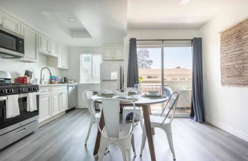 Modern 2BR Condo with King Bed & Balcony near LA - Foto 17