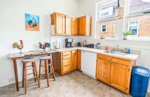 Step Back in Time Charming Victorian with Modern Amenities - Foto 23