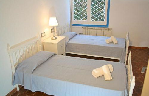 Superb Seafront Villa - Photo 20