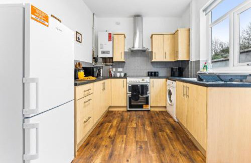 Comfortable 4 Bed Home - Free Parking & Fast WiFi - Foto 40