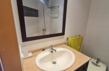 Elegant 2-Bedroom Apartment in Benidorm with Private Pool and Scenic Garden Views - Photo 6