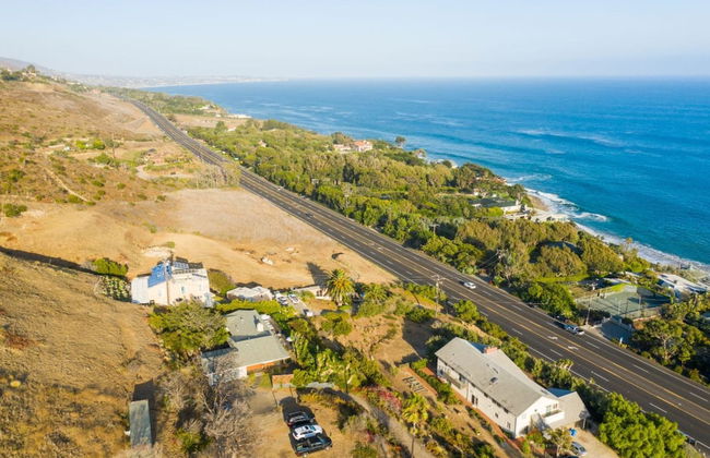 Bluff by Avantstay Gorgeous Malibu Getaway w/ Hot Tub & Spectacular Ocean Views - Photo 28