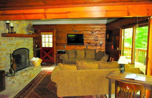 Wooded & Fabulous Brown County Cabin with Hot Tub Near Nashville, IN - Foto 1