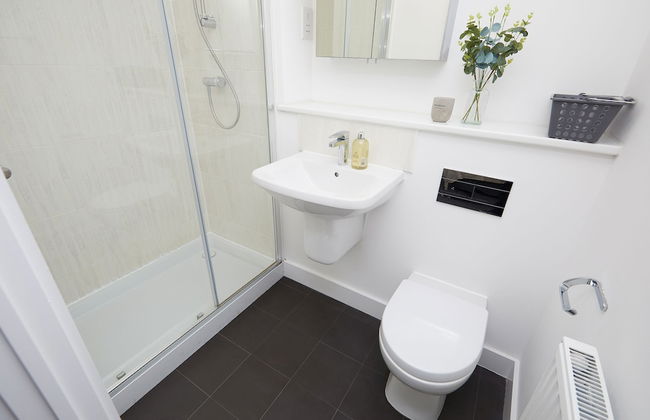 3 Bedroom Large House - Train Station - Photo 23