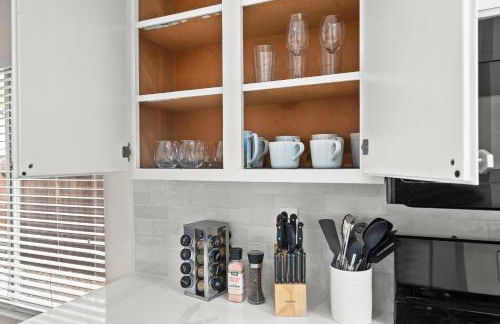 Recently Upgraded House with King Suite, quiet NBHD, Fast Wifi, and Yard - Foto 38